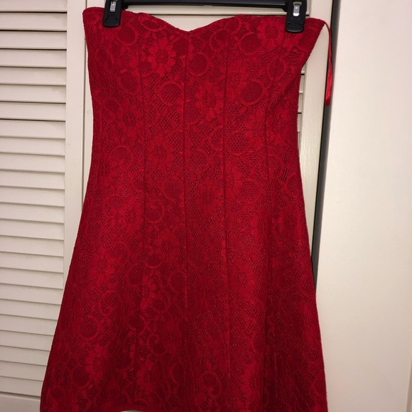 RED SHORT STRAPLESS LACE DRESS - Picture 2 of 3